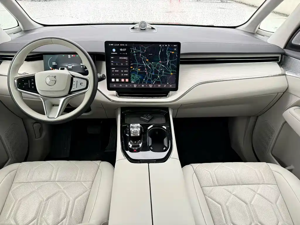 Volvo EM90 2024