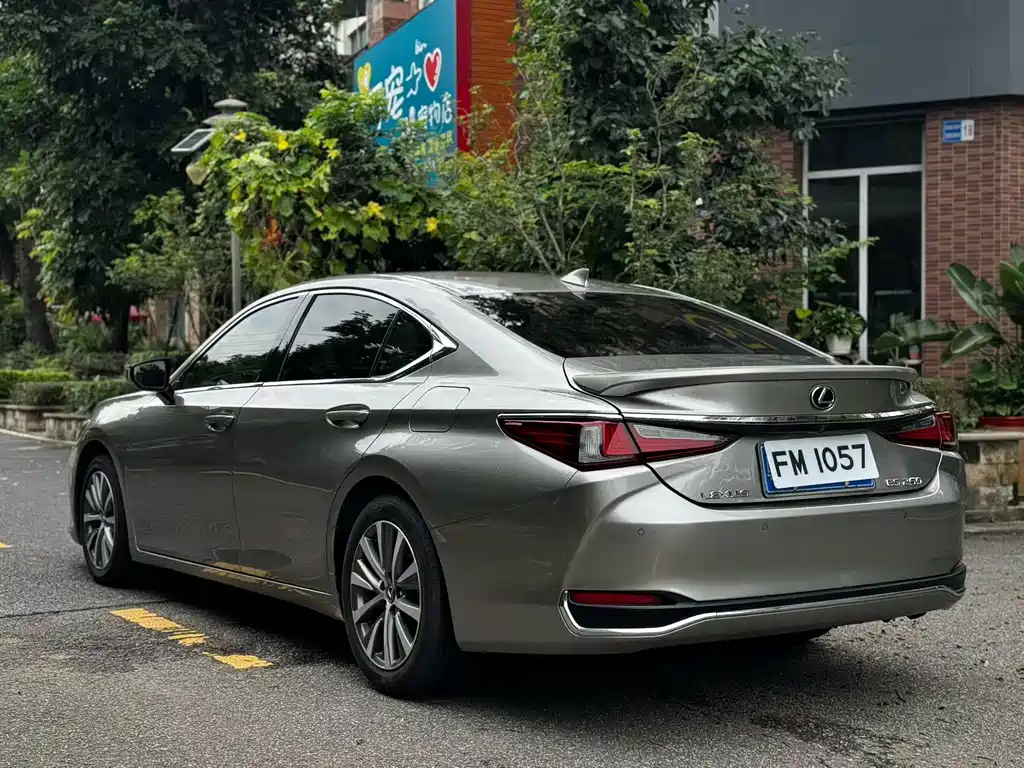 Lexus ES 2019 — фото 7