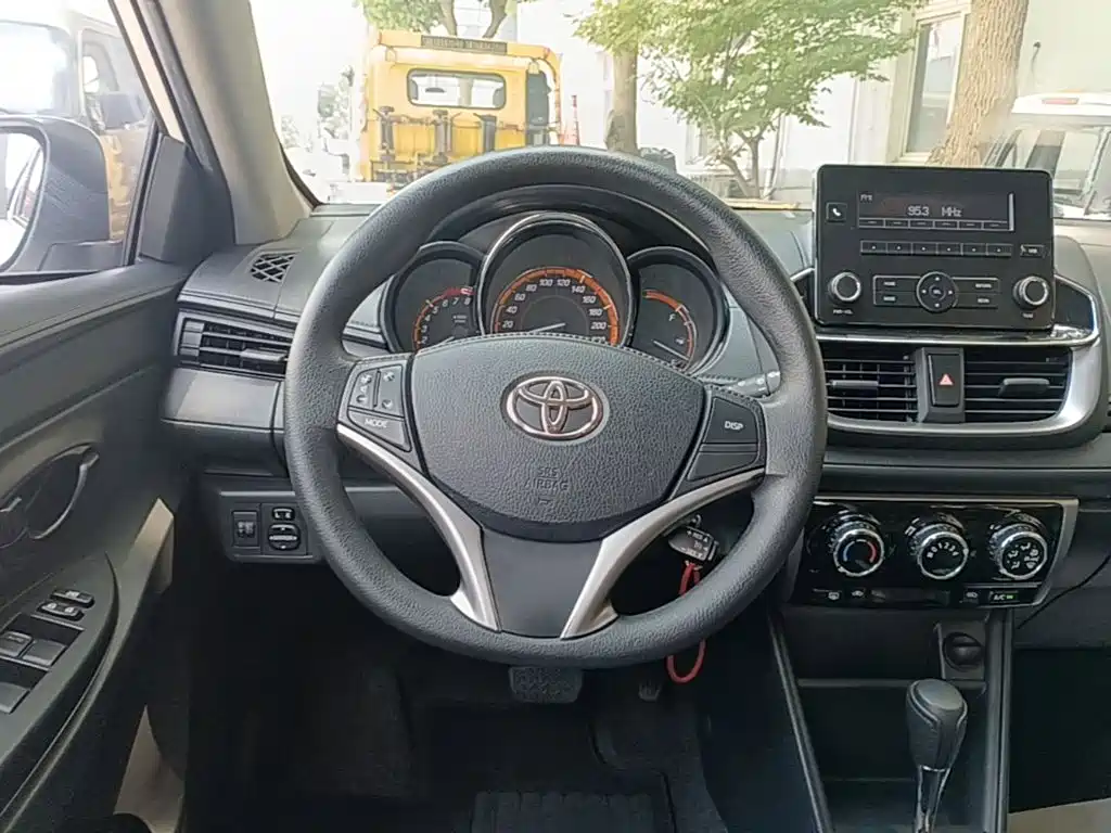 Toyota Yaris L 2022 — фото 11