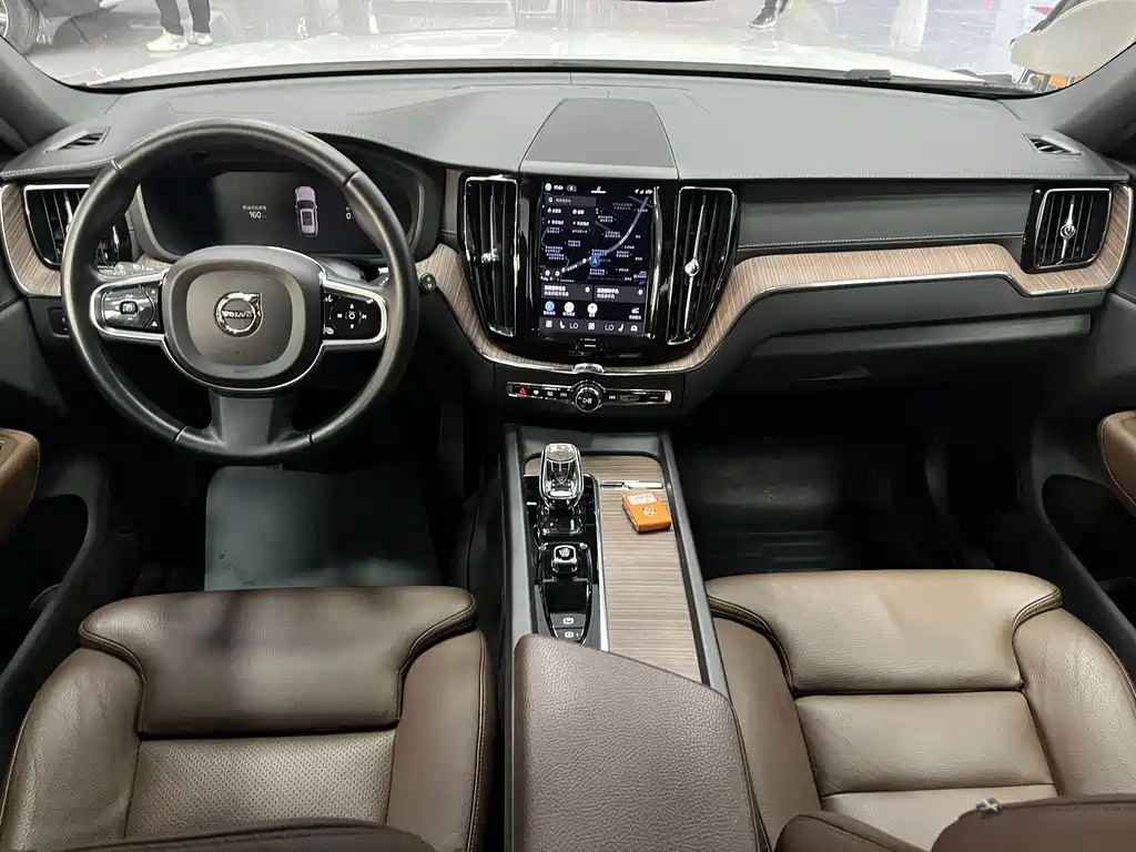 Volvo XC60 Plug-In Hybrid 2021 — фото 15