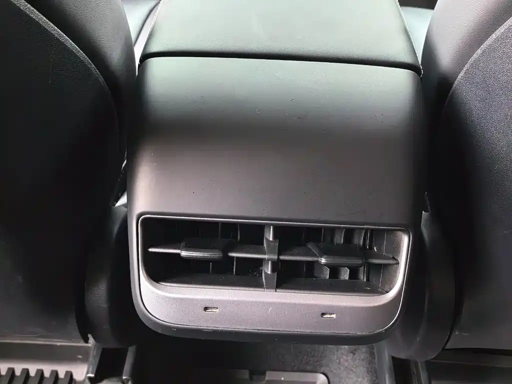 Tesla Model Y 2023 — фото 10