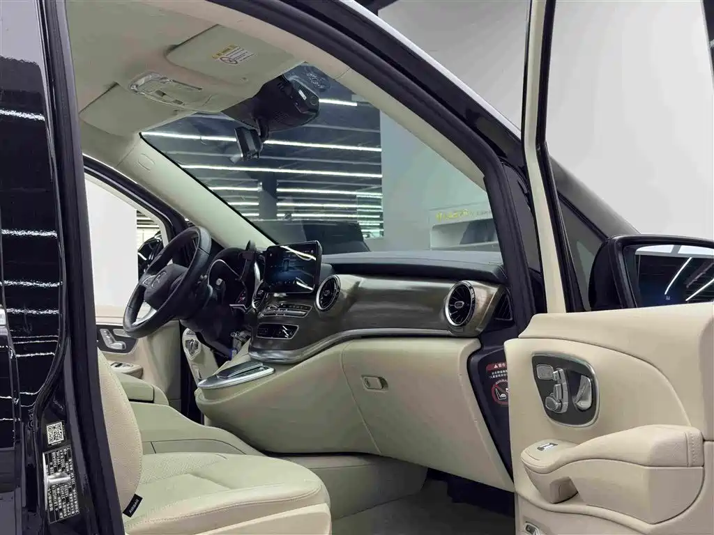 Mercedes-Benz V-Class 2022 — фото 11