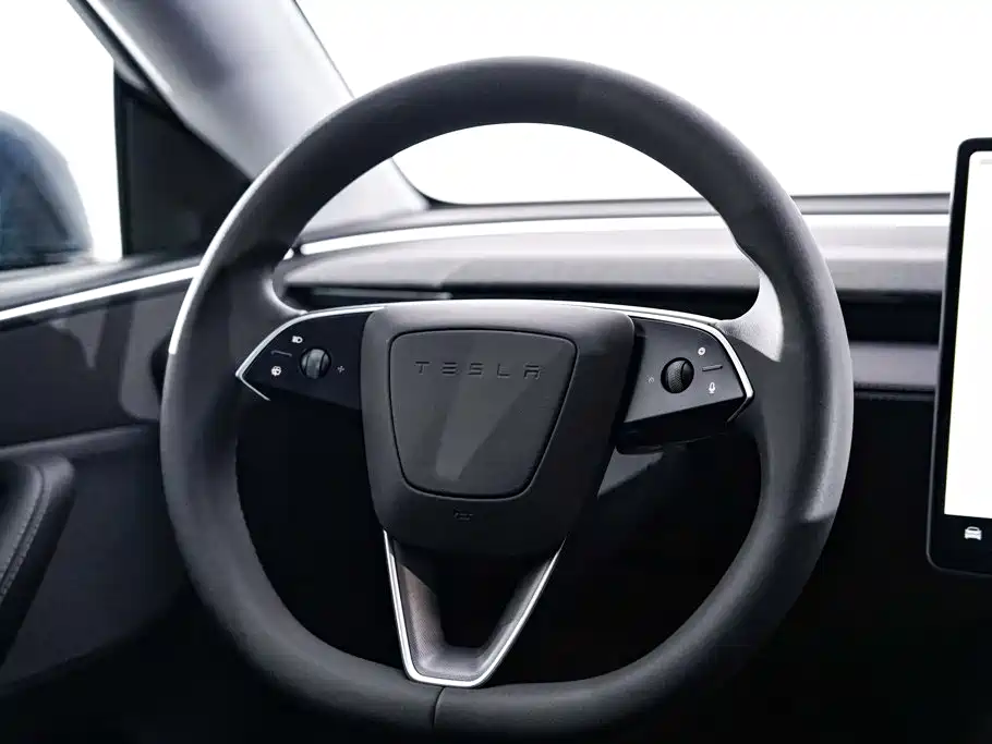 Tesla Model Y 2025 — фото 16