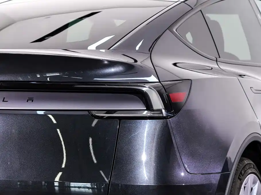 Tesla Model Y 2025 — фото 10