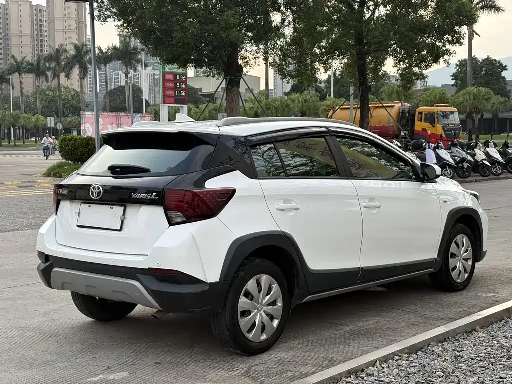 Toyota Yaris L 2022 — фото 10