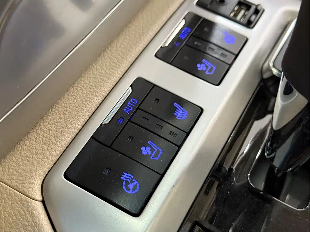 Toyota Land Cruiser 2020 — фото 10