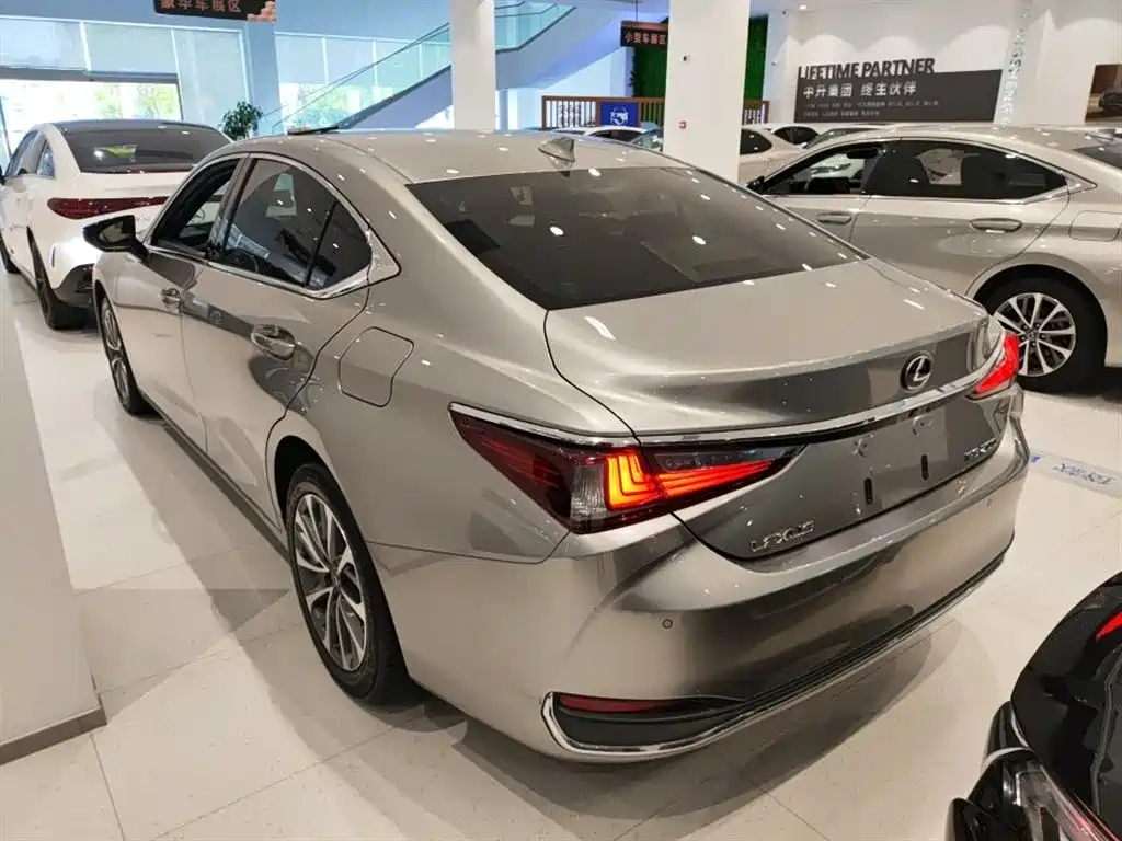Lexus ES 2022 — фото 12