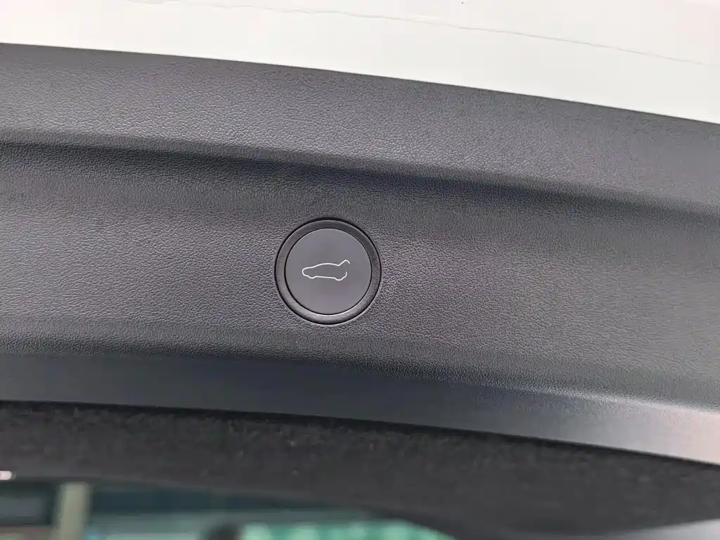 Tesla Model Y 2025 — фото 17