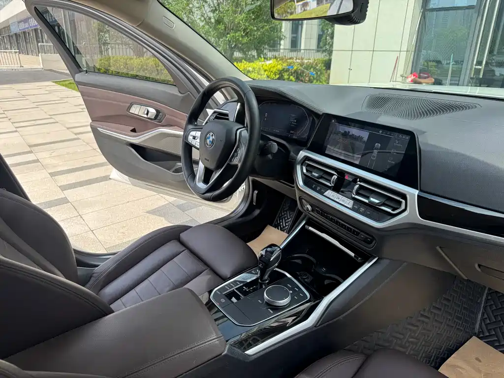 BMW 3 Series 2019 — фото 10