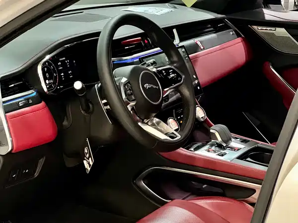 Jaguar F-PACE 2023