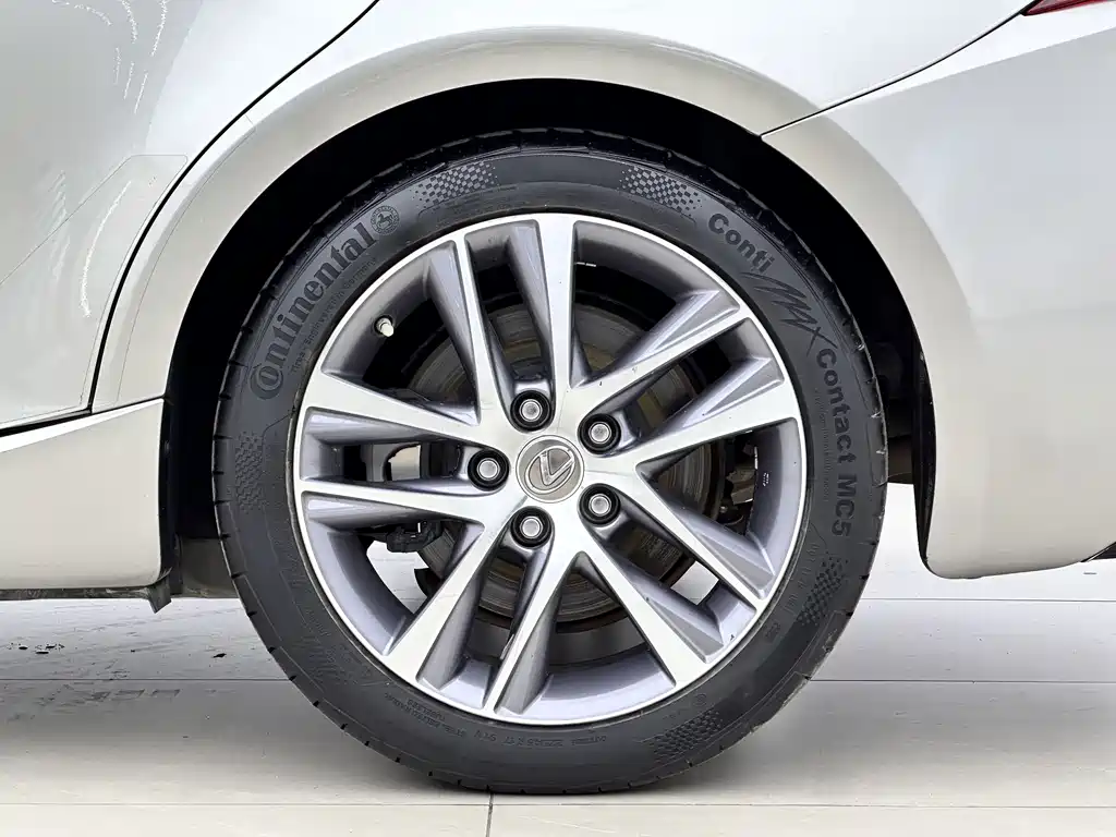 Lexus IS 2020 — фото 9