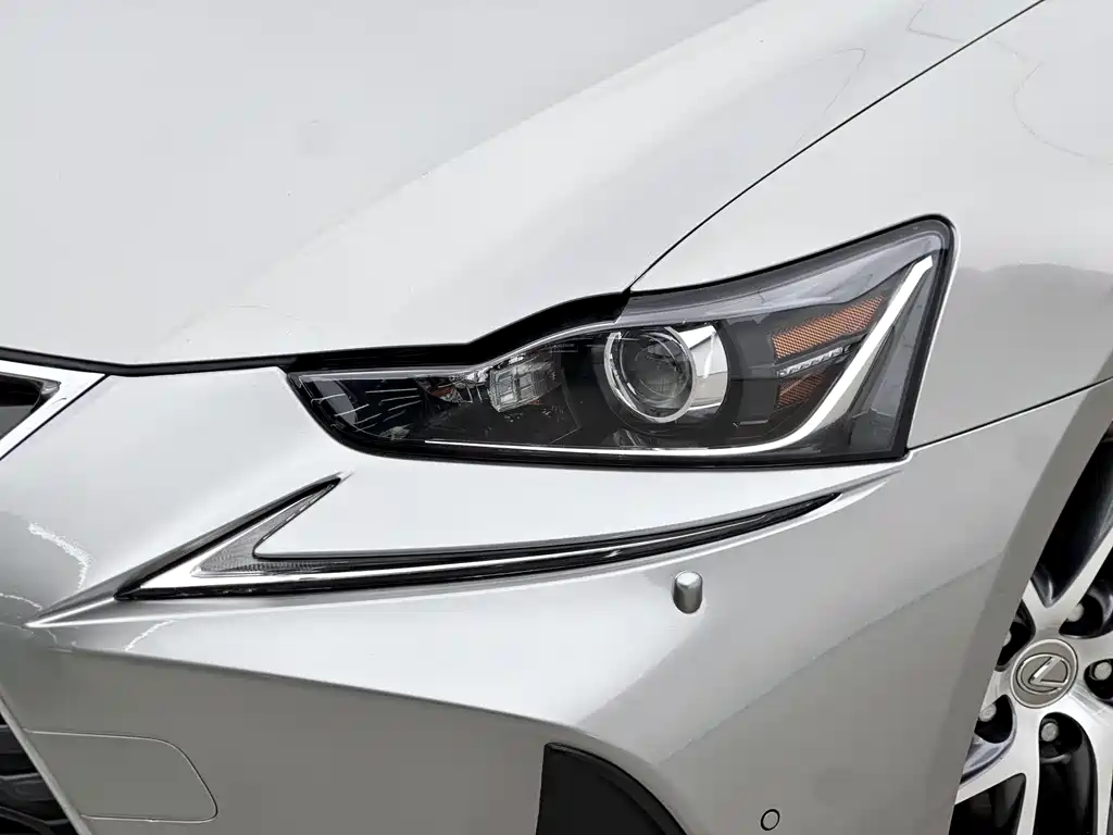 Lexus IS 2020 — фото 11