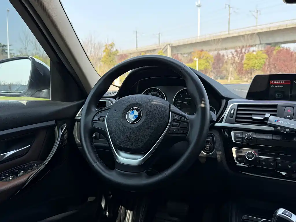 BMW 3 Series 2018 — фото 15