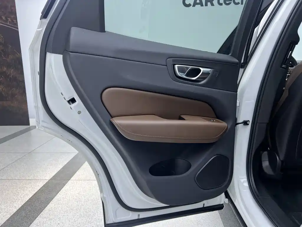 Volvo XC60 2022 — фото 15