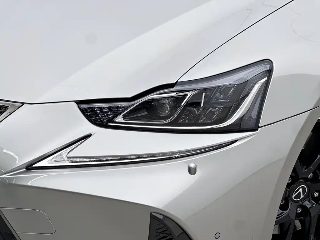 Lexus IS 2018 — фото 12