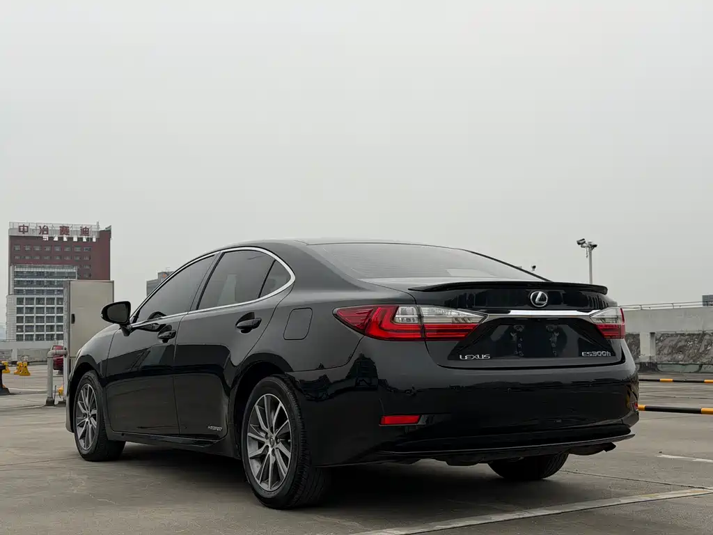 Lexus ES 2016 — фото 7