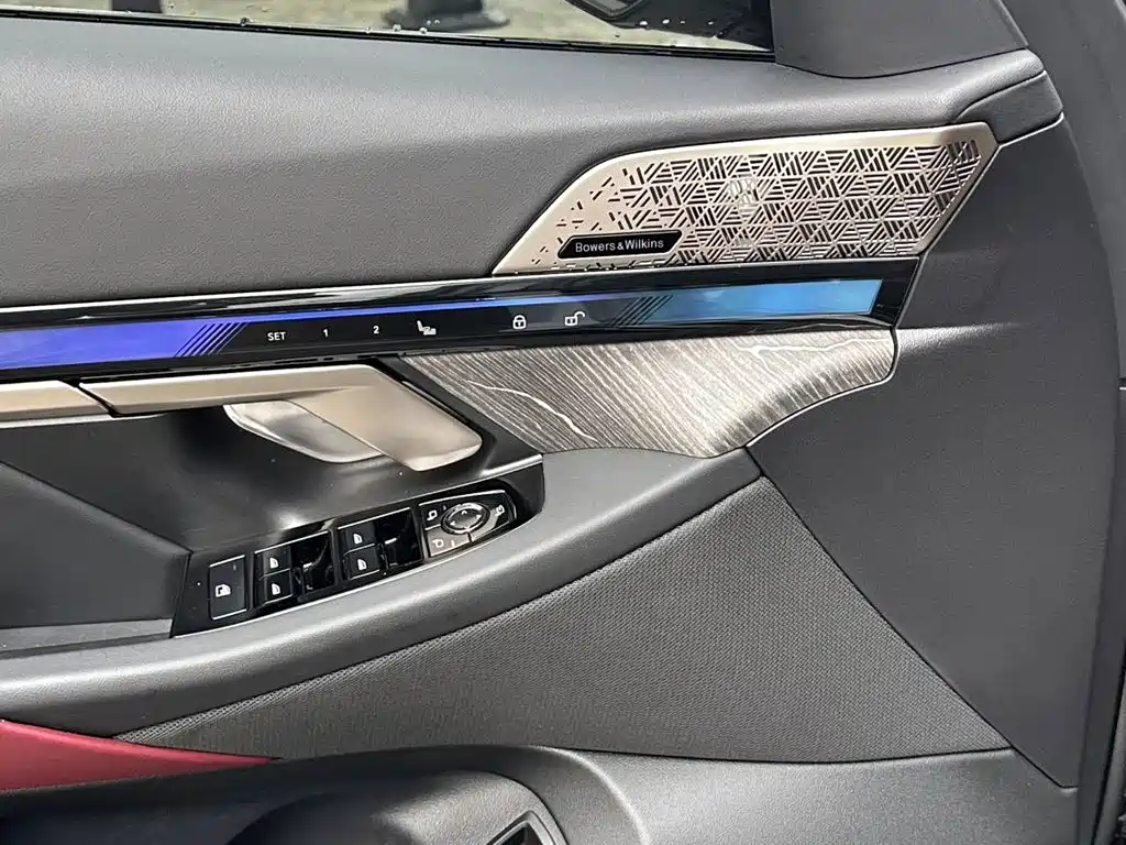 BMW 5 Series 2025 — фото 11