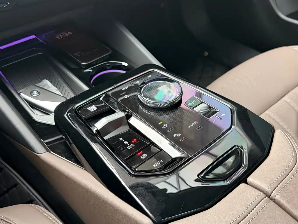 BMW 5 Series 2025 — фото 11