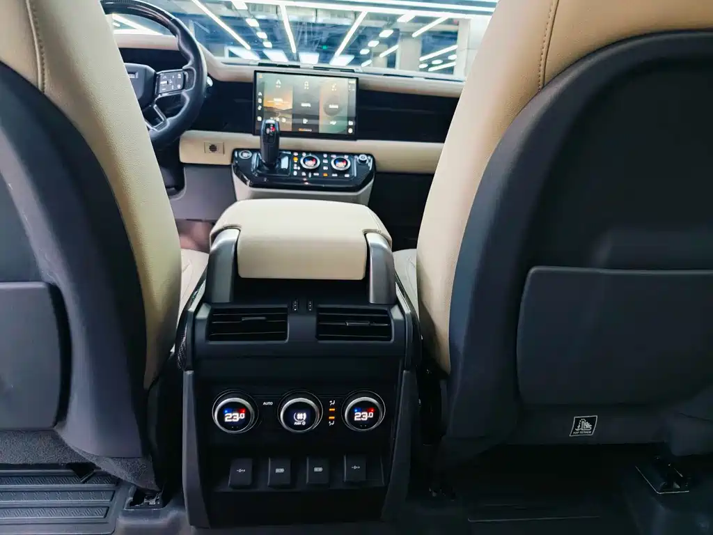 Land Rover Defender 2021 — фото 16