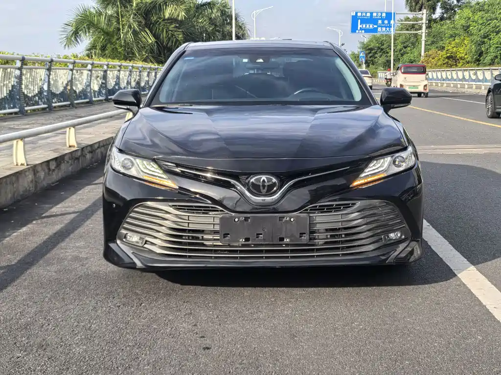 Toyota Camry 2018 — фото 2