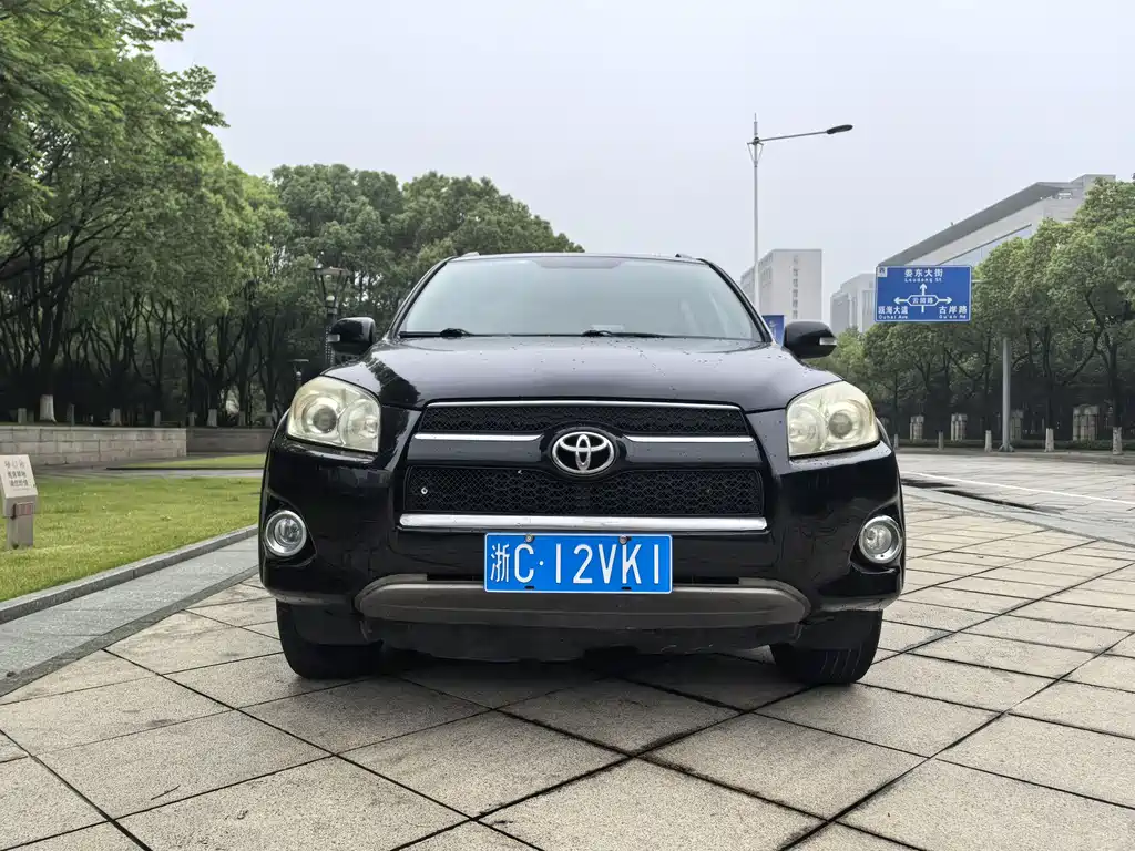 Toyota RAV4 2013 — фото 2
