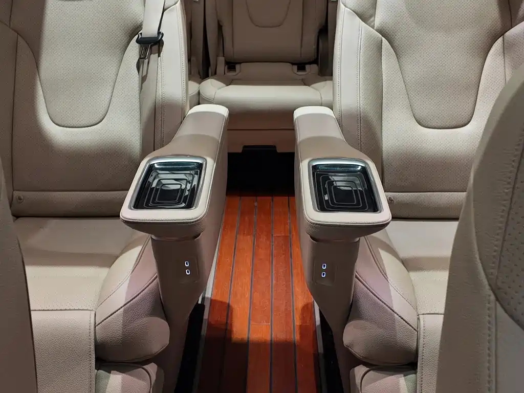 Mercedes-Benz V-Class 2021 — фото 24