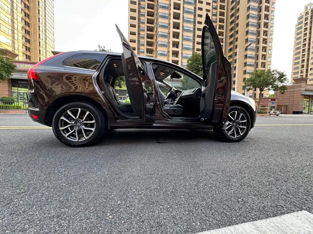 Volvo XC60 2017 — фото 22