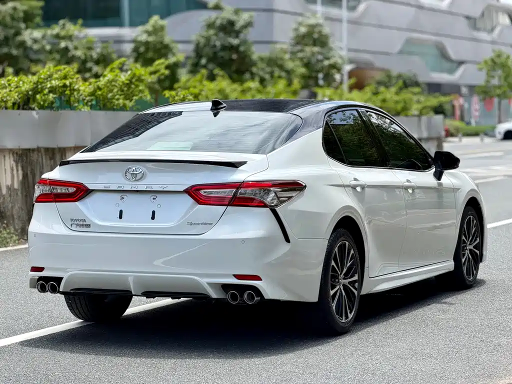 Toyota Camry 2018 — фото 6
