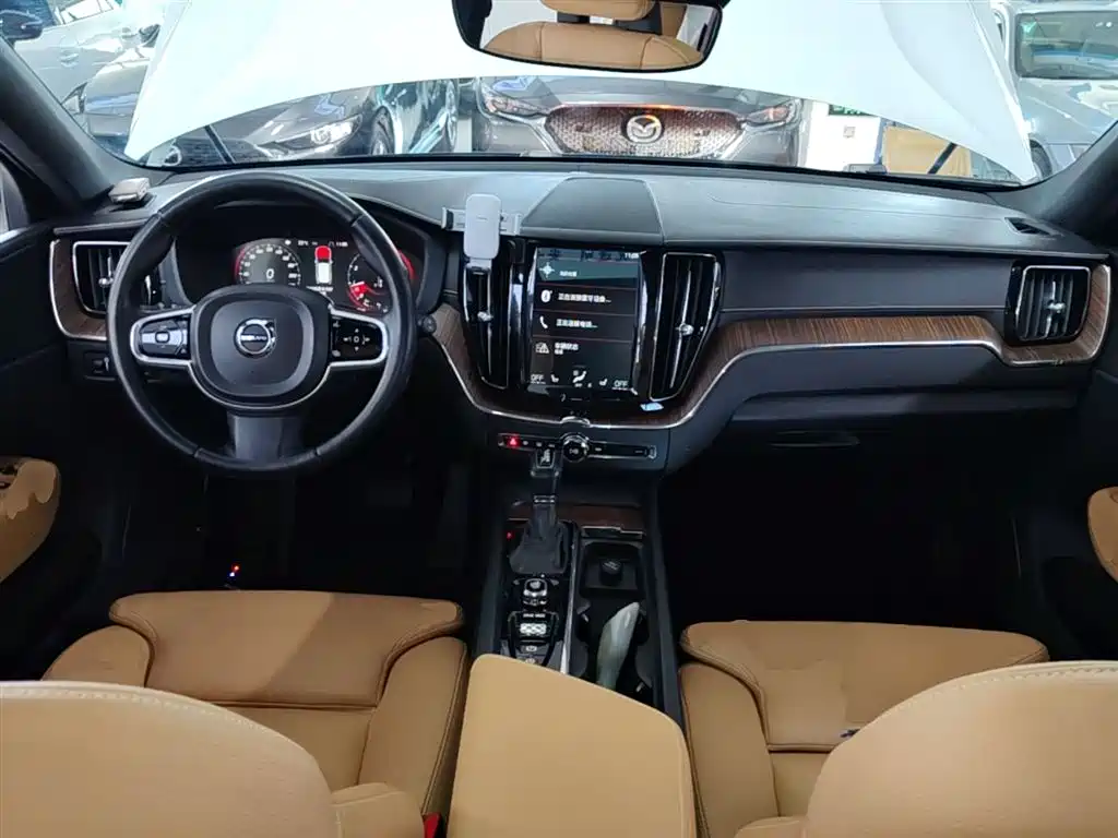 Volvo XC60 2018 — фото 10