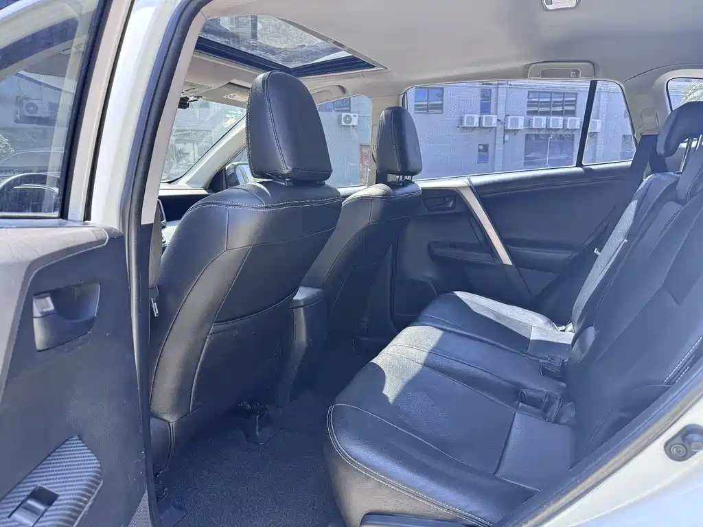 Toyota RAV4 2015 — фото 7
