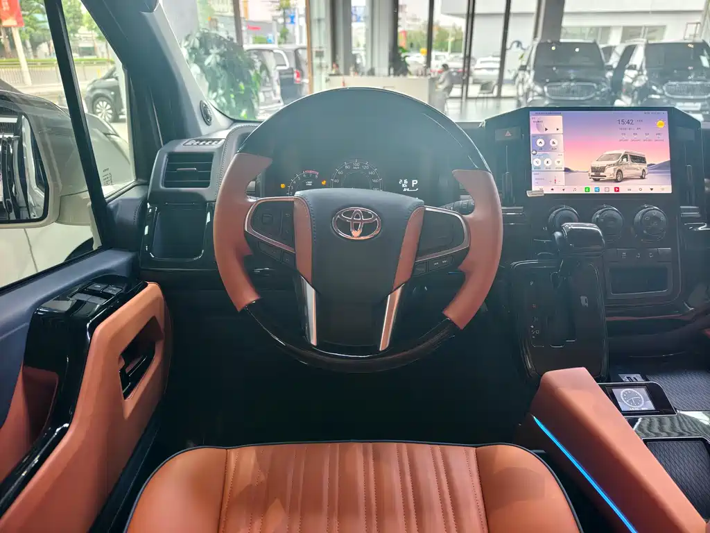 Toyota Hiace — фото 13