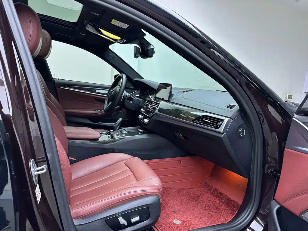 BMW 5 Series 2019 — фото 14