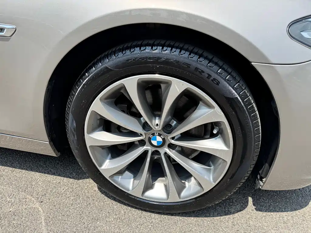 BMW 5 Series 2017 — фото 30