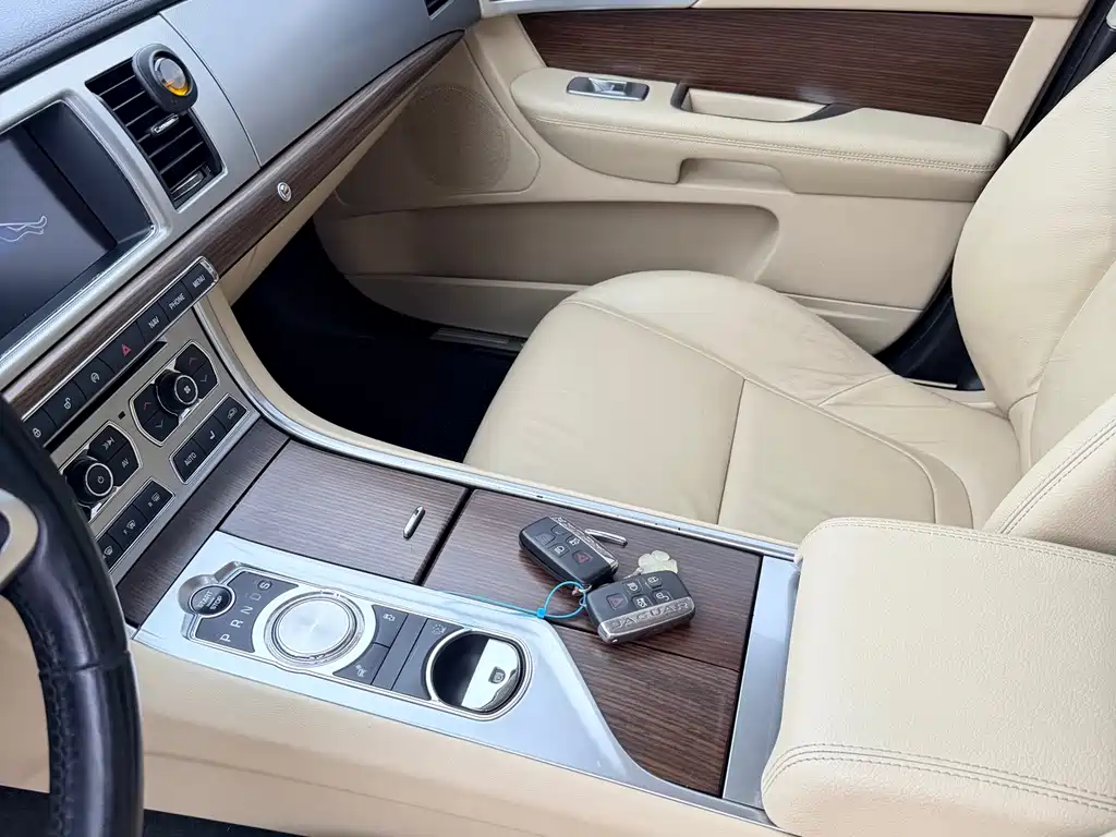 Jaguar XF 2015 — фото 10
