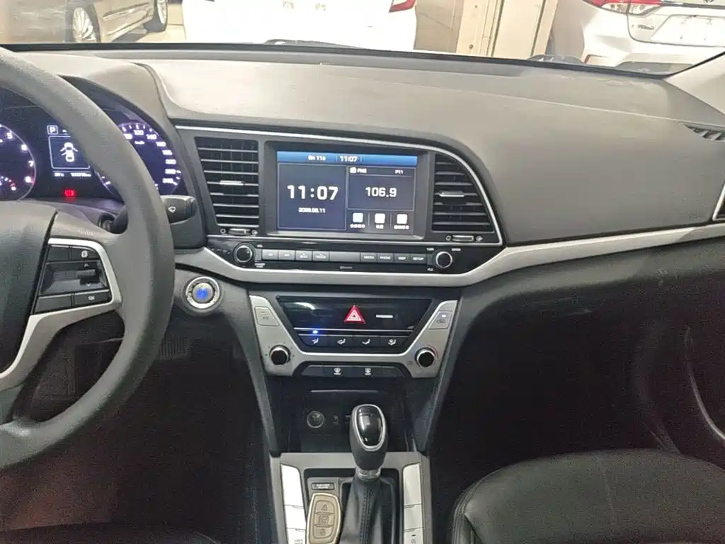 Hyundai Elantra 2018 — фото 13