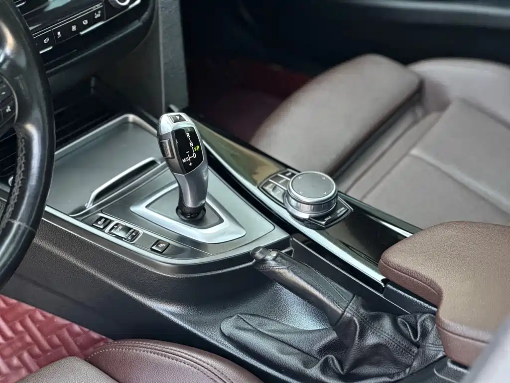 BMW 3 Series 2019 — фото 13