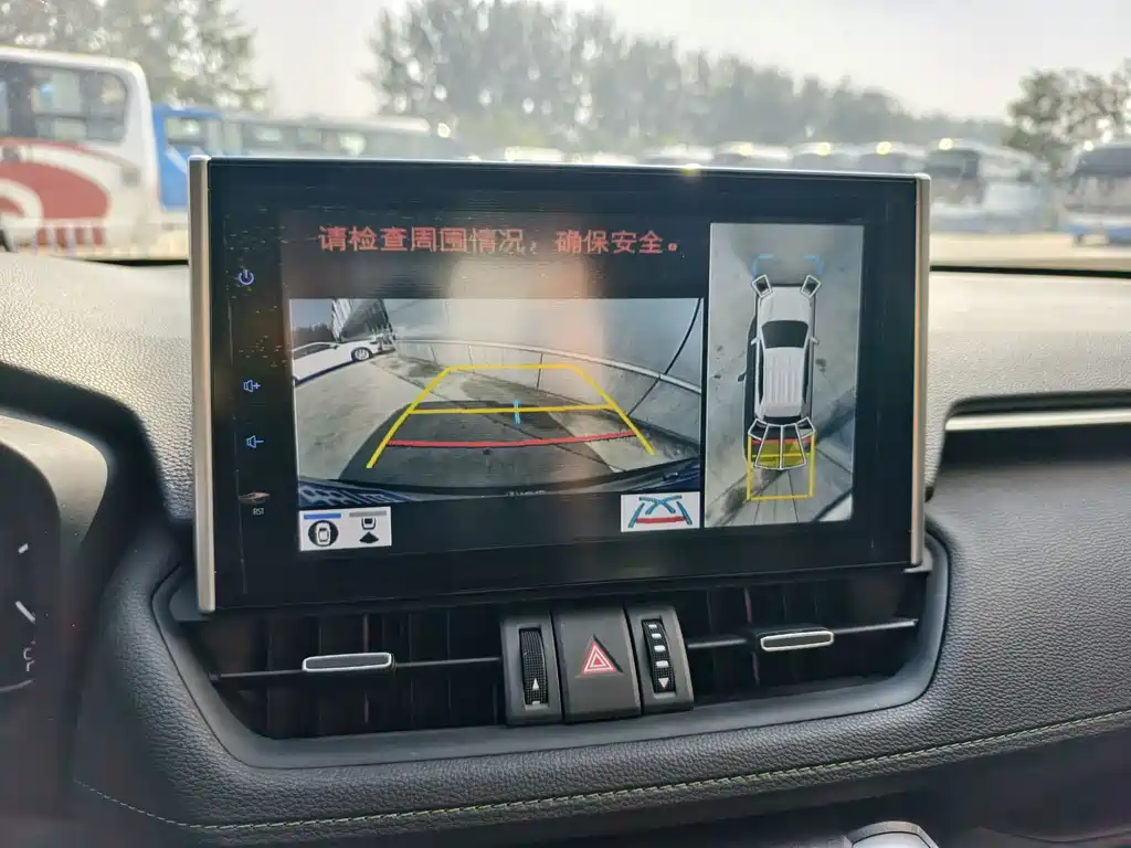Toyota RAV4 2023 — фото 10