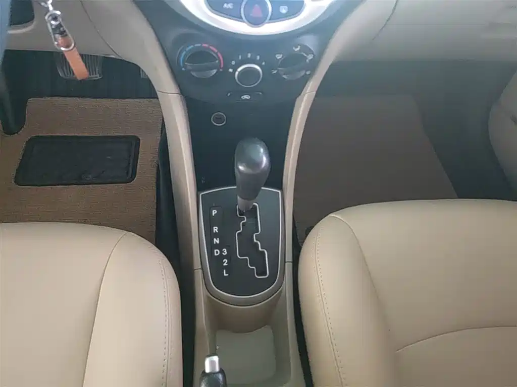Hyundai Verna 2015 — фото 14