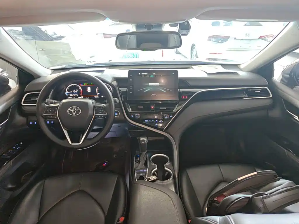 Toyota Camry 2023 — фото 10
