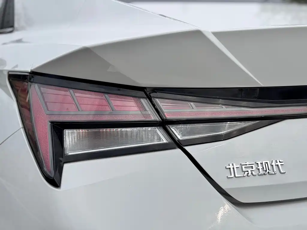Hyundai Elantra 2023 — фото 24