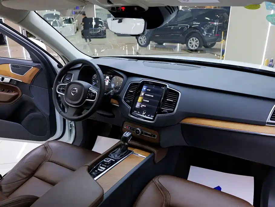 Volvo XC90 2018 — фото 20