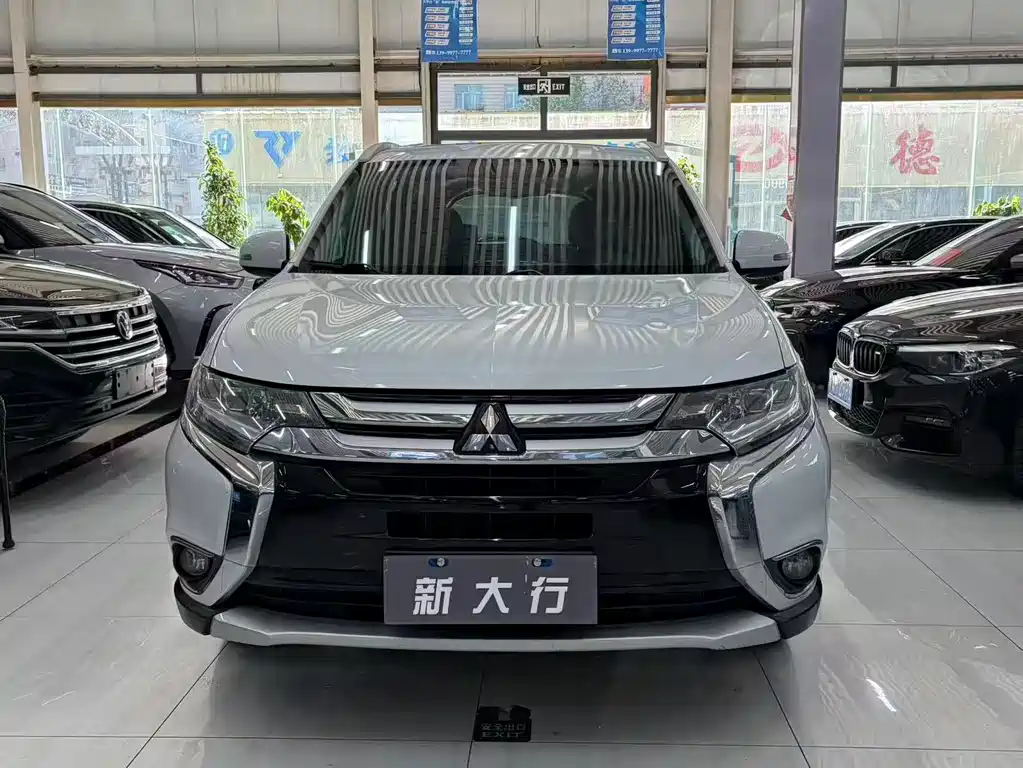 Mitsubishi Outlander 2018 — фото 2