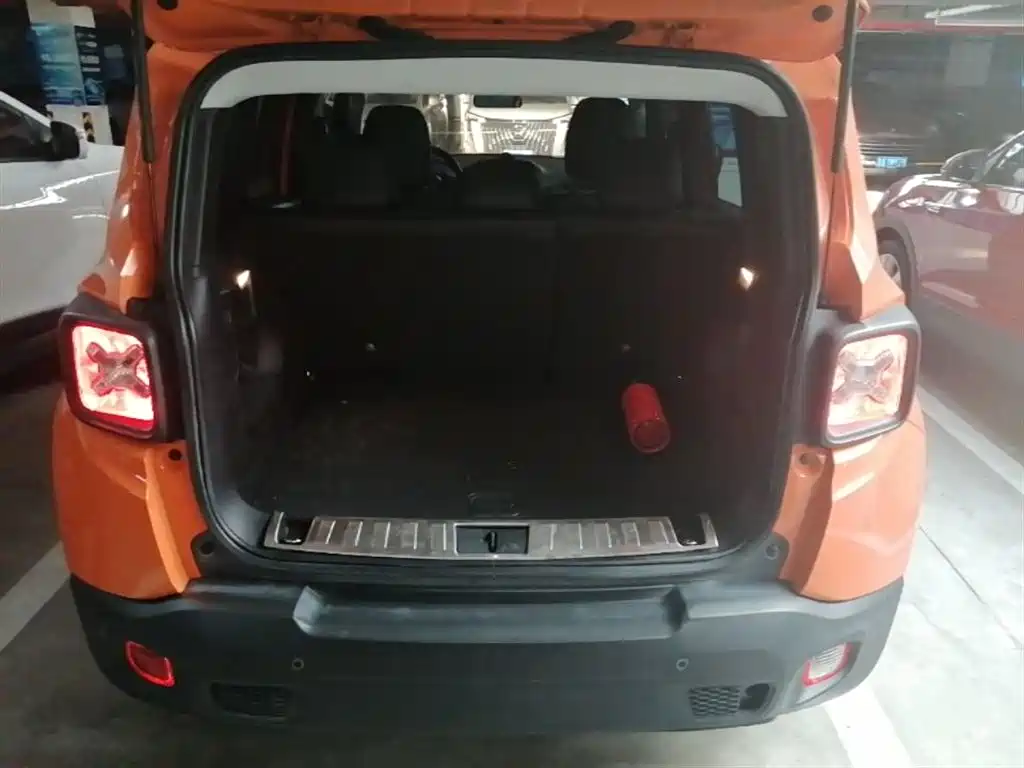 Jeep Renegade 2017 — фото 19