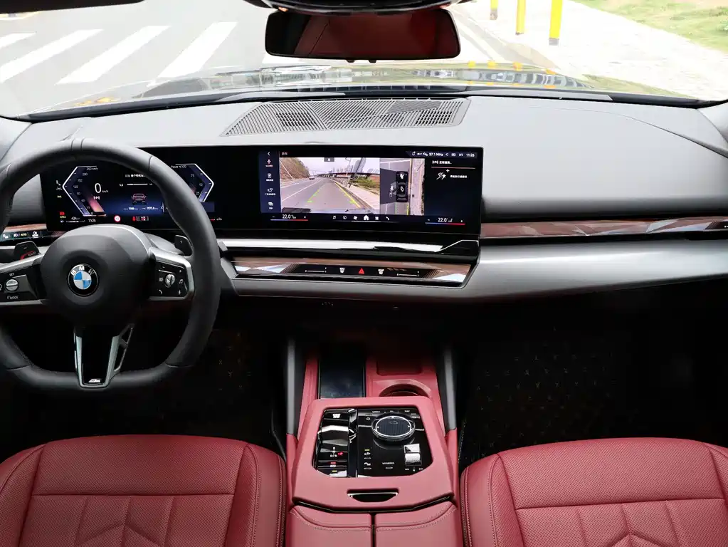 BMW 5 Series 2025 — фото 14