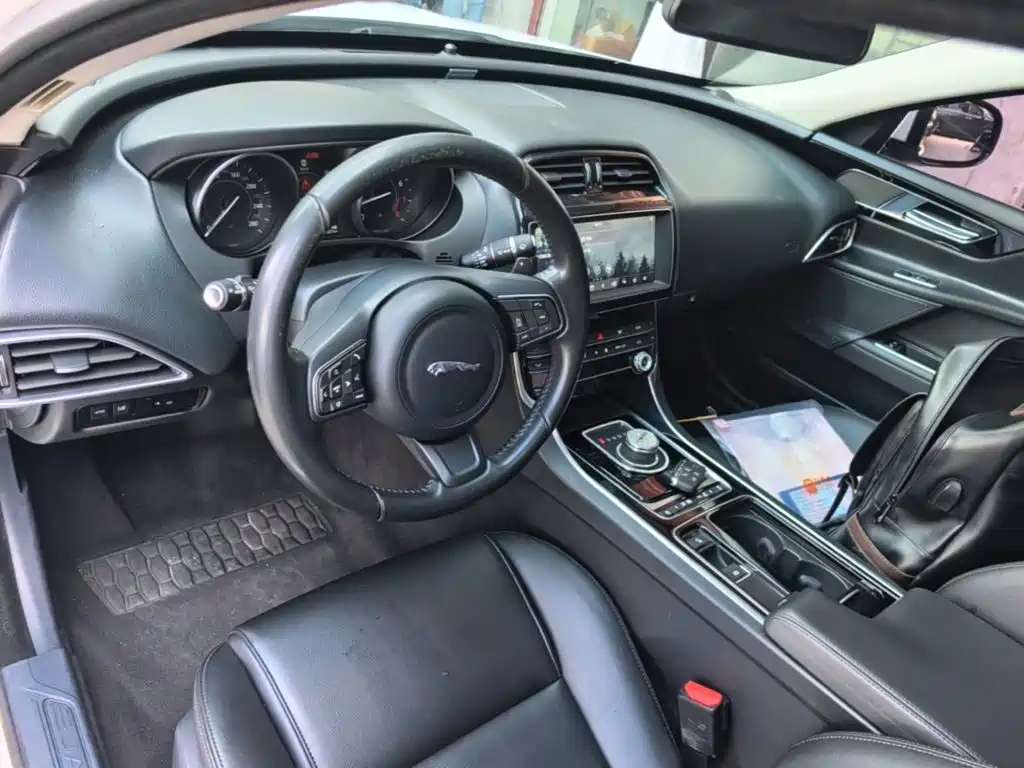 Jaguar XEL 2019 — фото 10
