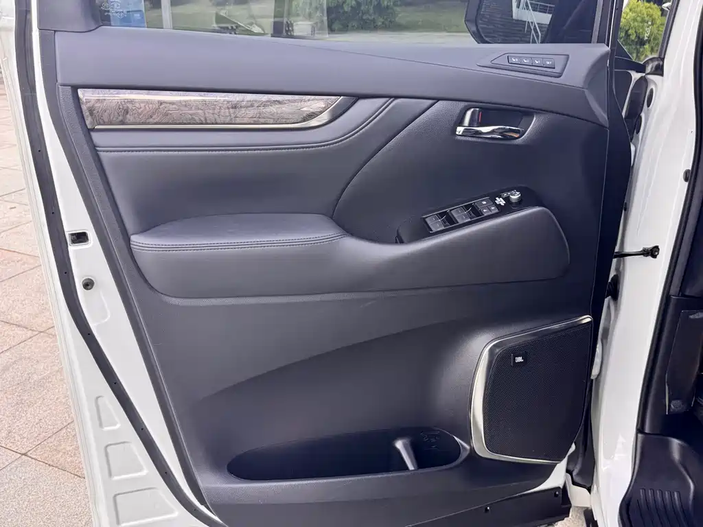 Toyota Alphard 2022 — фото 15