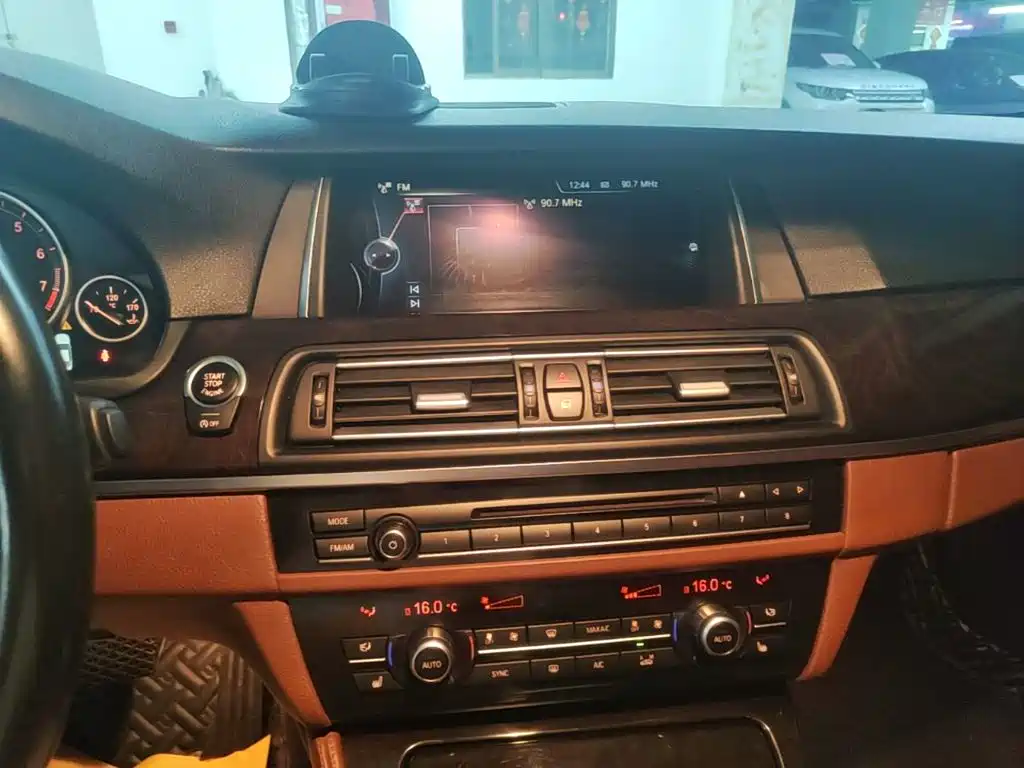 BMW 5 Series 2015 — фото 13