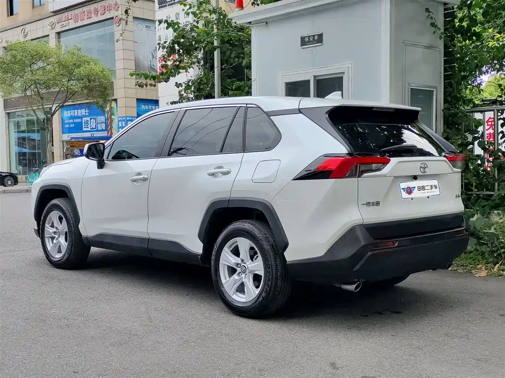 Toyota RAV4 2024 — фото 4