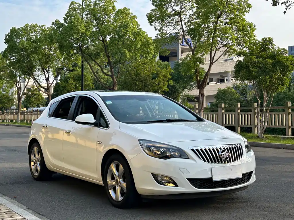 Buick Excelle 2013 — фото 2