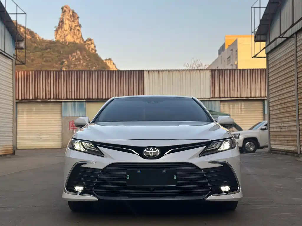 Toyota Camry 2023 — фото 2